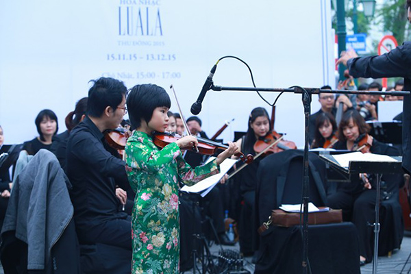 Nghệ sĩ nhí biểu diễn hoà nhạc trên phố Hà Nội