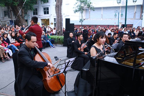 Nghệ sĩ nhí biểu diễn hoà nhạc trên phố Hà Nội