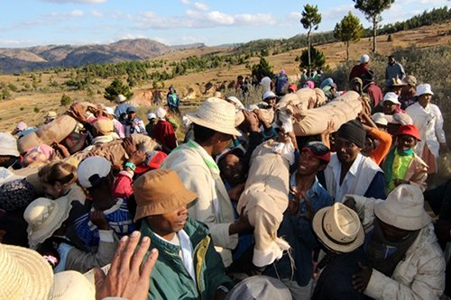 Tục khiêu vũ cùng người chết ở Madagascar