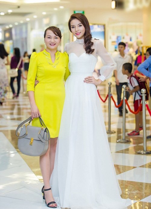 Cận cảnh nhan sắc trẻ đẹp bất ngờ của mẹ Hoa hậu, Á hậu Việt
