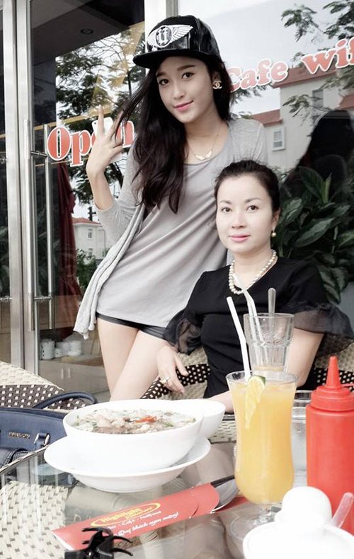 Cận cảnh nhan sắc trẻ đẹp bất ngờ của mẹ Hoa hậu, Á hậu Việt