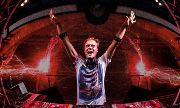 Armin van Buuren trình diễn công nghệ armband ở Việt Nam