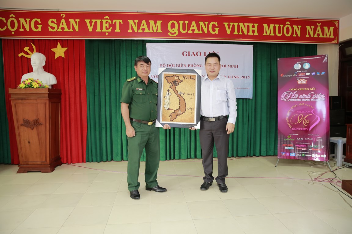 “Nữ sinh viên Việt Nam duyên dáng 2015” rạng rỡ khoe sắc bên chiến sĩ biên phòng