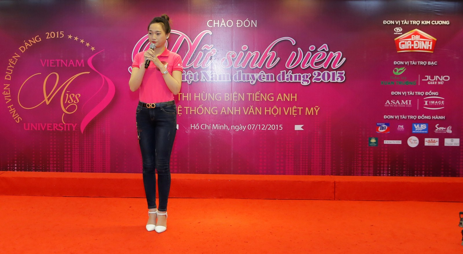 Top 50 “Nữ sinh viên Việt Nam duyên dáng 2015” tự tin trổ tài  trong phần thi ngoại ngữ