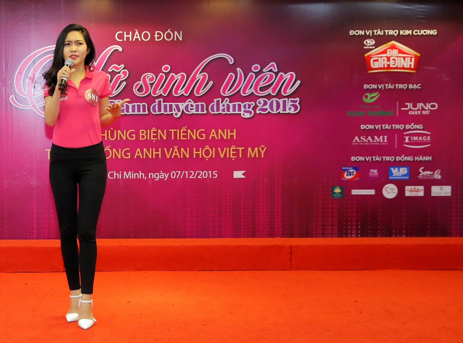 Top 50 “Nữ sinh viên Việt Nam duyên dáng 2015” tự tin trổ tài  trong phần thi ngoại ngữ