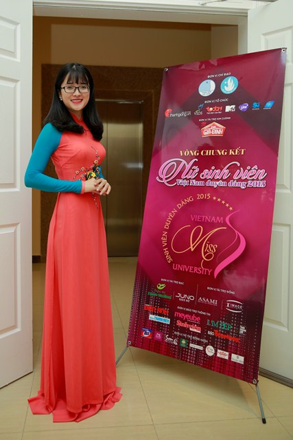 Nhà thiết kế Thuận Việt “đo ni đóng giày” áo dài cho Top 50 “VMU 2015”