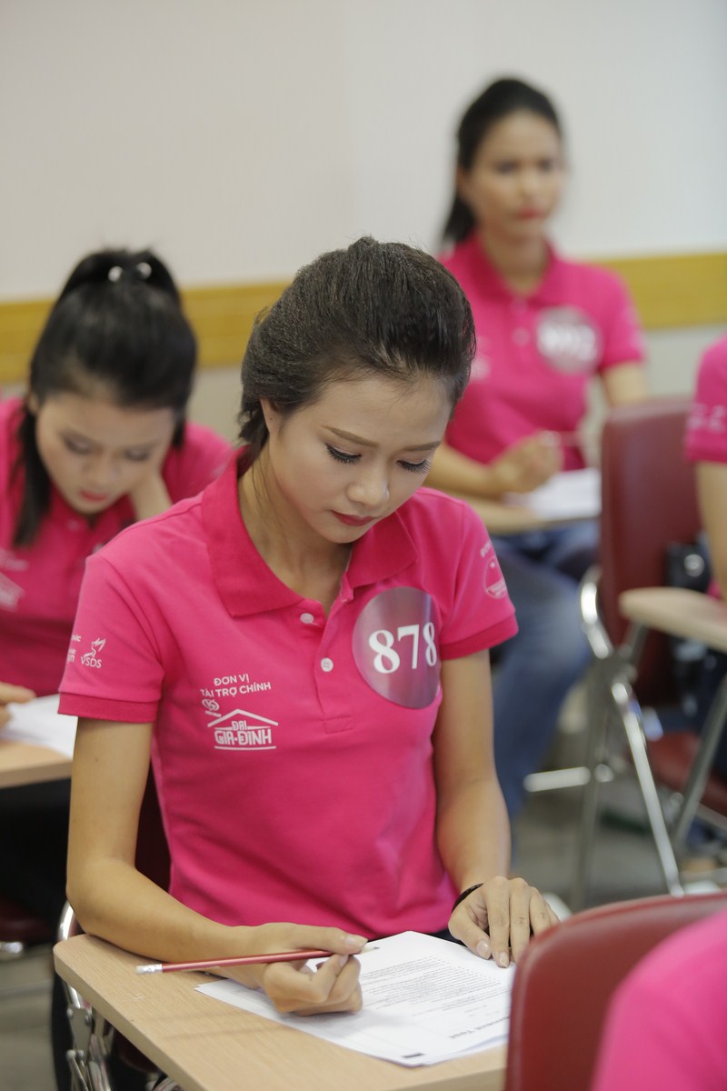 Top 50 “Nữ sinh viên Việt Nam duyên dáng 2015” tự tin trổ tài  trong phần thi ngoại ngữ