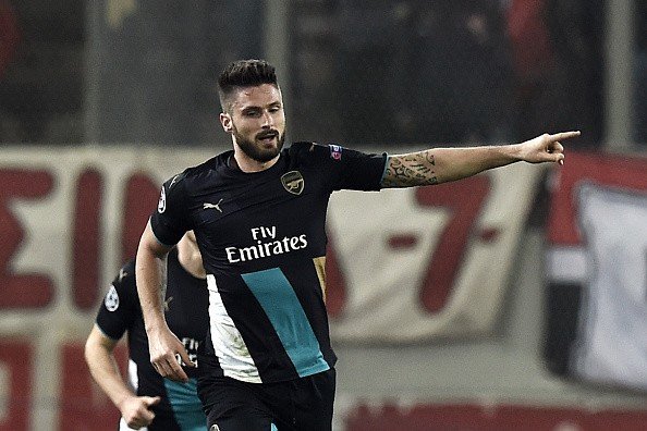 Giroud lập hat-trick giúp Arsenal đi tiếp tại Cúp C1