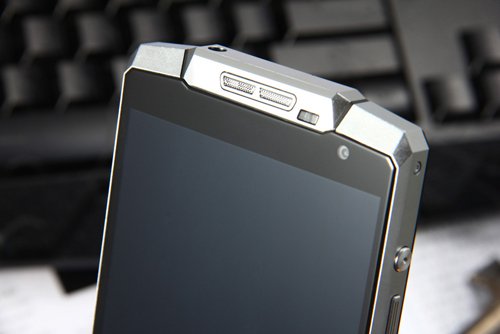 Ra mắt smartphone dùng thỏi pin 10.000 mAh siêu “khủng”