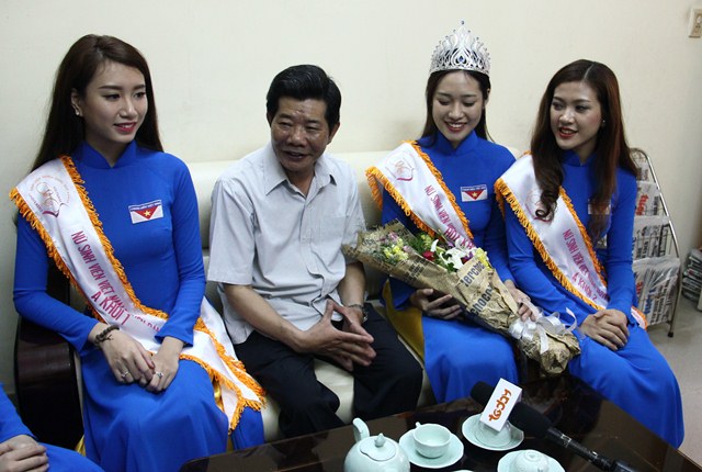 Tân Hoa khôi “Nữ sinh viên Việt Nam duyên dáng 2015” giao lưu cùng độc giả báo Thanh Niên