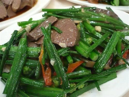 Vì sao nam không thể thiếu rau hẹ, nữ không thể thiếu ngó sen?