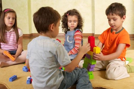 Làm thế nào để trẻ 3-4 tuổi biết cách chia sẻ