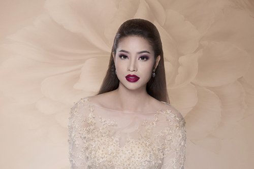 Hoa hậu Phạm Hương làm cô dâu cổ điển