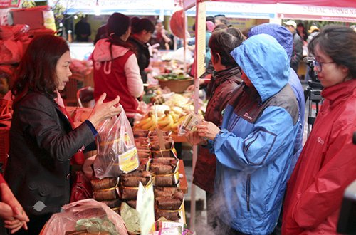Hàng nghìn người Hà Nội đội mưa đi sắm đồ khô phục vụ Tết Nguyên đán 2016
