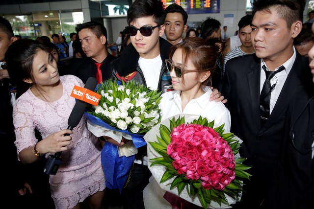 Fan Việt náo loạn sân bay bởi cặp đôi “Hãy tin em thêm lần nữa”