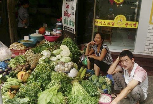 Thực phẩm đua nhau 'găm hàng' chờ Tết để bán giá cao