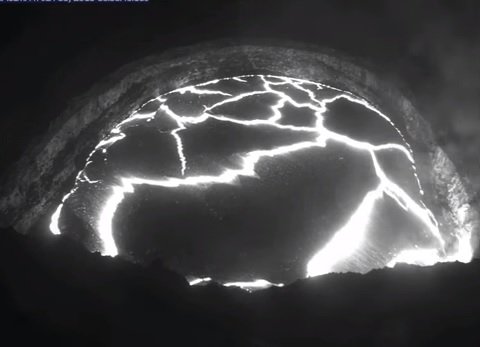 "Quả trứng lạ" bắn ra từ núi lửa Hawaii phun trào