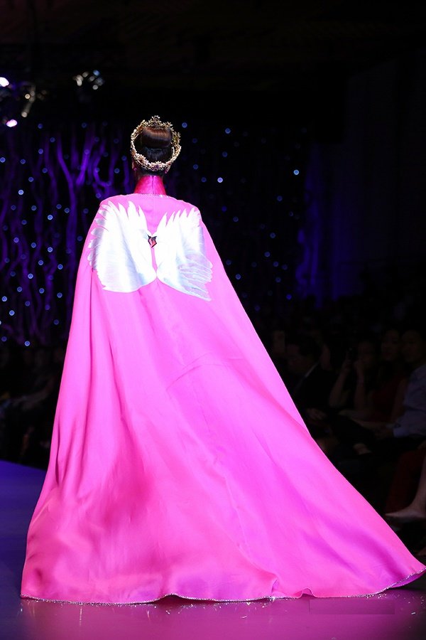 Lan Khuê diện áo dài hơn 400 triệu, "vượt mặt" Phạm Hương