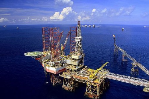 Lương lao động ngành dầu khí giảm theo giá dầu thế giới