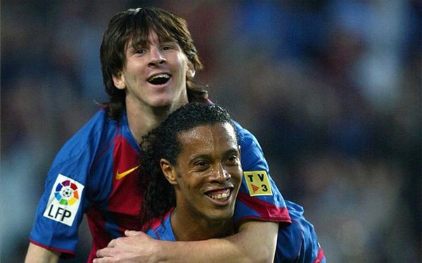 11 năm trước, Ronaldinho đã dự đoán trúng phóc tương lai huy hoàng của Messi