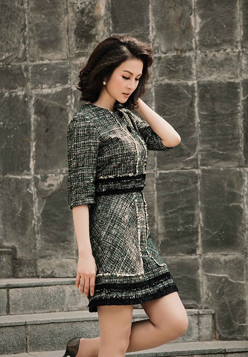 Thanh Mai trẻ trung diện váy ngắn dưới tiết trời 7 độ