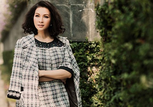 Thanh Mai trẻ trung diện váy ngắn dưới tiết trời 7 độ