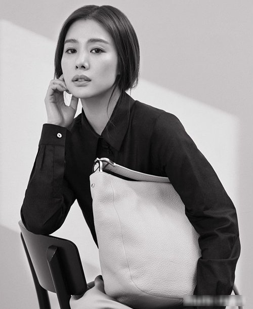 Diện màu trung tính đẹp như nữ diễn viên "Giày thủy tinh"