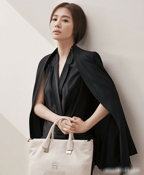 Diện màu trung tính đẹp như nữ diễn viên "Giày thủy tinh"