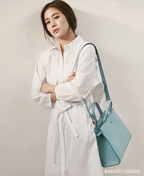 Diện màu trung tính đẹp như nữ diễn viên "Giày thủy tinh"