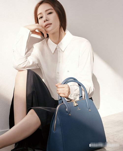 Diện màu trung tính đẹp như nữ diễn viên "Giày thủy tinh"