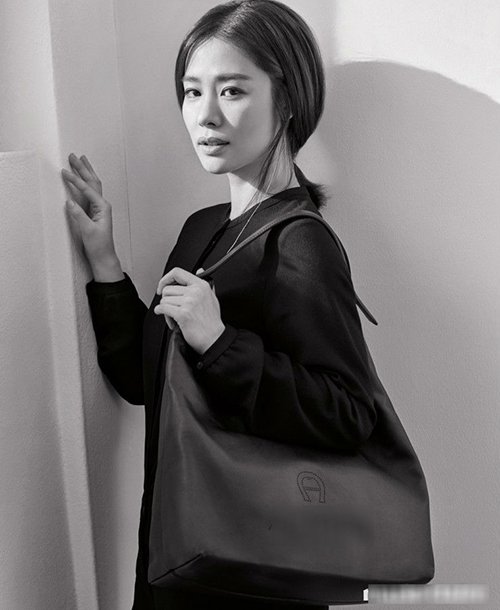 Diện màu trung tính đẹp như nữ diễn viên "Giày thủy tinh"