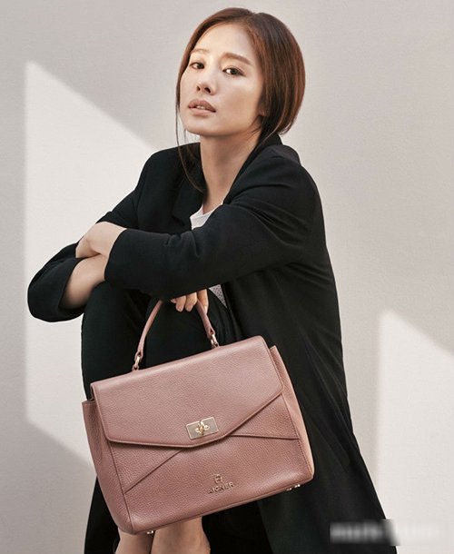 Diện màu trung tính đẹp như nữ diễn viên "Giày thủy tinh"