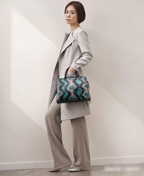 Diện màu trung tính đẹp như nữ diễn viên "Giày thủy tinh"