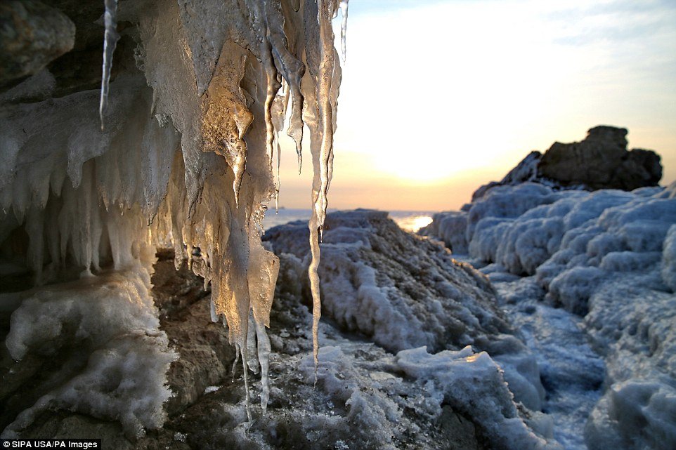 Cảnh đẹp thần tiên dọc bờ biển đóng băng ở Trung Quốc