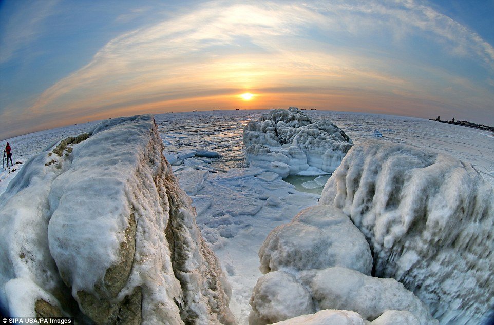 Cảnh đẹp thần tiên dọc bờ biển đóng băng ở Trung Quốc