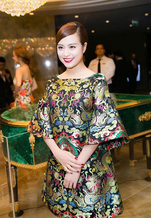 Áo váy gấm - Item đang khiến người đẹp Việt "chết mê chết mệt"