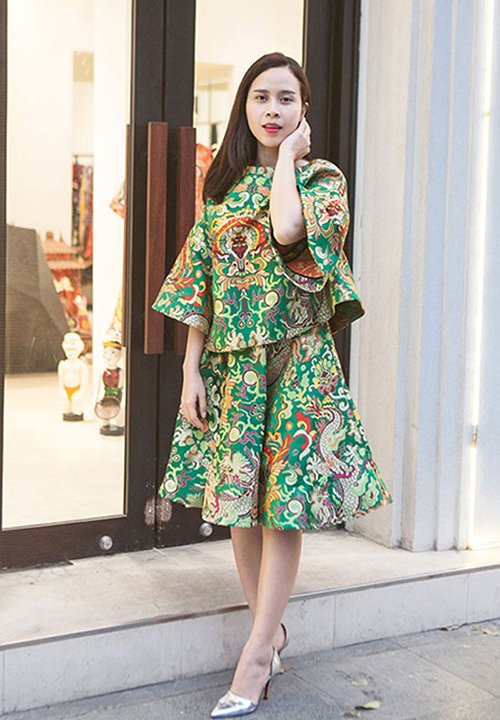 Áo váy gấm - Item đang khiến người đẹp Việt "chết mê chết mệt"