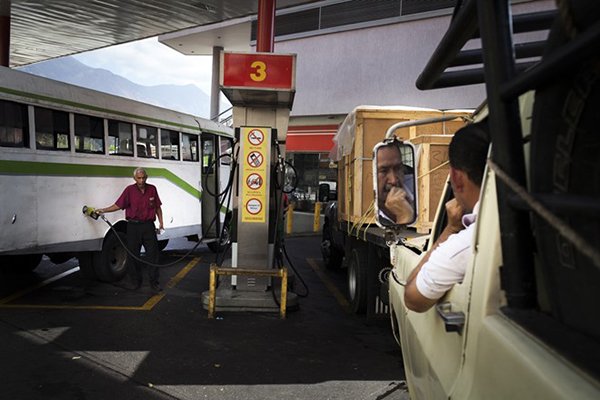 Venezuela tăng giá xăng hơn 60 lần