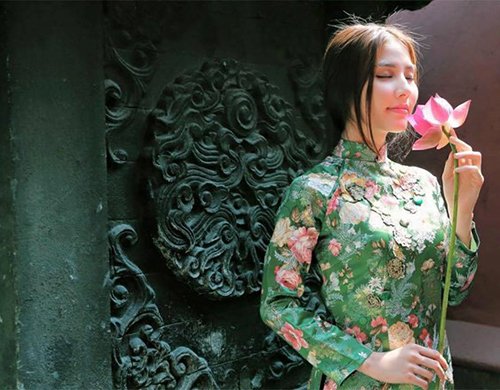 Học cách trang điểm rạng rỡ sắc hồng của các sao Việt