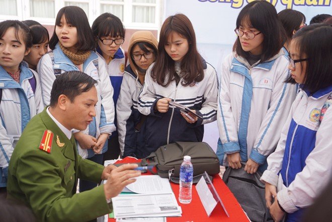 Bị cận thị vẫn được dự thi trường Công an