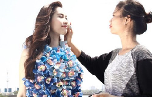 Hoa hậu Đặng Thu Thảo chọn váy hoa độc đáo cho ngày 8/3