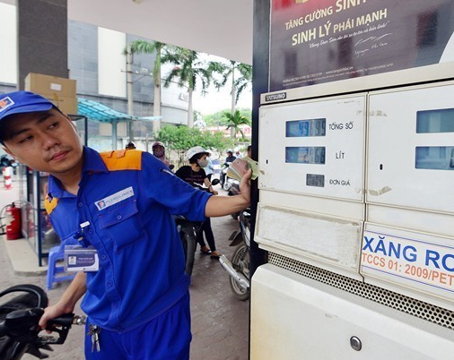 Giá xăng sắp tăng 300 đồng?