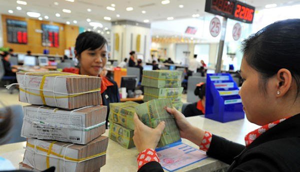 Nhà băng vừa ngấm ngầm vừa công khai đua tăng vọt lãi suất