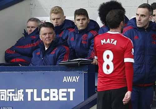 HLV Van Gaal tức giận gọi Juan Mata là "thằng ngốc" sau thất bại