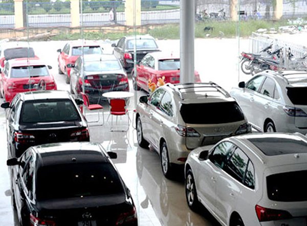Không còn “ồ ạt” sắm ô tô, lượng xe tiêu thụ giảm mạnh gần 50%