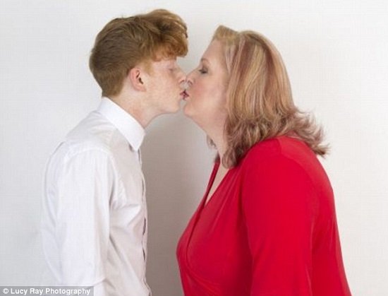 Khi nào thì bố mẹ nên ngừng hôn lên môi con?