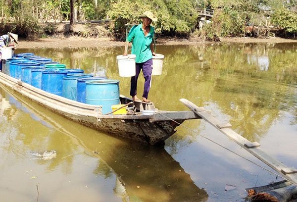 Nước sạch giá đắt đỏ ở miền Tây