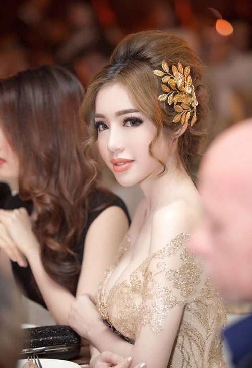 Ngắm phong cách thời trang lộng lẫy, gợi cảm của Elly Trần