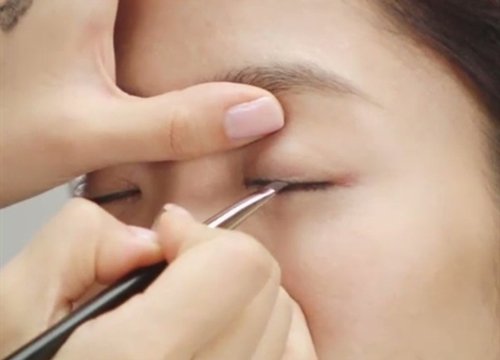 7 mẹo nàng mắt sụp mí luôn phải nhớ khi kẻ Eyeliner