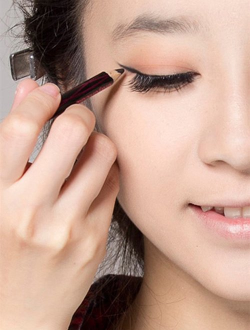 7 mẹo nàng mắt sụp mí luôn phải nhớ khi kẻ Eyeliner